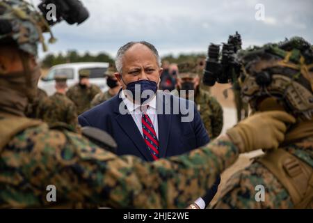 Camp Lejeune, Usa. 28th Januar 2022. Der US-Navy-Sekretär Carlos Del Toro zeigt das Peltor-Headset und die hochgeschnittenen Helmsysteme von den Marineinfanteristen des Bataillons 1st, 6th Marine Regiment, 2D Marine Division, bei einem Besuch der Feuerstelle am 28. Januar 2022 in Camp Lejeune, North Carolina. Kredit: LCpl. Ryan Ramsammy/US Marines/Alamy Live News Stockfoto