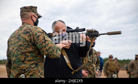 Camp Lejeune, Usa. 28th Januar 2022. Der US-Navy-Minister Carlos Del Toro zeigt, wie man ein M27 Infanterie-Automatikuhrgewehr abfeuern kann, während er am 28. Januar 2022 im Camp Lejeune, North Carolina, den Live-Schiessstand der II Marine Expeditionary Force besuchte. Kredit: LCpl. Ryan Ramsammy/US Marines/Alamy Live News Stockfoto