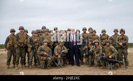 Camp Lejeune, Usa. 28th Januar 2022. Der US-Navy-Sekretär Carlos Del Toro, Mitte, posiert für ein Gruppenfoto mit den Marineinfanteristen des Bataillons 1st, 6th Marine Regiment, 2D Marine Division, während eines Besuchs der Live-Feueranlage mit der II Marine Expeditionary Force, 28. Januar 2022 im Camp Lejeune, North Carolina. Kredit: LCpl. Ryan Ramsammy/US Marines/Alamy Live News Stockfoto