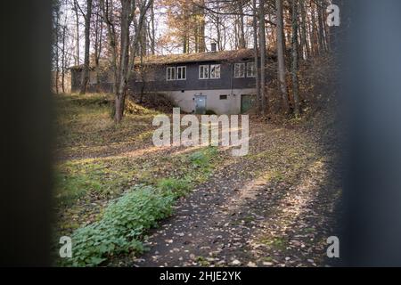 Langenhain Ziegenberg, Deutschland. 18th Januar 2022. Als normales Wohnhaus getarnt, liegt das ehemalige Führerhauptquartier Adlerhorst im Wald bei Langenhain-Ziegenberg. Der semi-unterirdische Bunkerkomplex wurde oft vergessen. Quelle: Boris Roessler/dpa/Alamy Live News Stockfoto