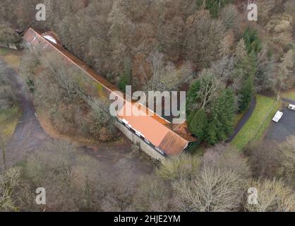 Langenhain Ziegenberg, Deutschland. 18th Januar 2022. Als normales Wohnhaus getarnt, liegt das ehemalige Führerhauptquartier Adlerhorst im Wald bei Langenhain-Ziegenberg. Der semi-unterirdische Bunkerkomplex wurde oft vergessen. (Foto aufgenommen mit einer Drohne) Quelle: Boris Roessler/dpa/Alamy Live News Stockfoto