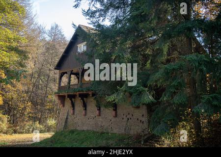 Langenhain Ziegenberg, Deutschland. 18th Januar 2022. Als normales Wohnhaus getarnt, liegt das ehemalige Führerhauptquartier Adlerhorst im Wald bei Langenhain-Ziegenberg. Der semi-unterirdische Bunkerkomplex wurde oft vergessen. Quelle: Boris Roessler/dpa/Alamy Live News Stockfoto