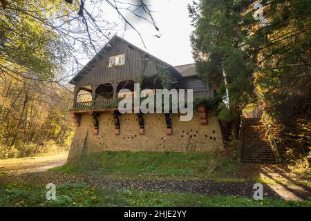 Langenhain Ziegenberg, Deutschland. 18th Januar 2022. Als normales Wohnhaus getarnt, liegt das ehemalige Führerhauptquartier Adlerhorst im Wald bei Langenhain-Ziegenberg. Der semi-unterirdische Bunkerkomplex wurde oft vergessen. Quelle: Boris Roessler/dpa/Alamy Live News Stockfoto