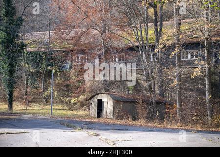 Langenhain Ziegenberg, Deutschland. 18th Januar 2022. Als normales Wohnhaus getarnt, liegt das ehemalige Führerhauptquartier Adlerhorst im Wald bei Langenhain-Ziegenberg. Der semi-unterirdische Bunkerkomplex wurde oft vergessen. Quelle: Boris Roessler/dpa/Alamy Live News Stockfoto