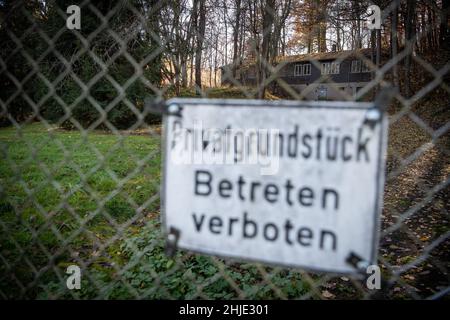 Langenhain Ziegenberg, Deutschland. 18th Januar 2022. Als normales Wohnhaus getarnt, liegt das ehemalige Führerhauptquartier Adlerhorst im Wald bei Langenhain-Ziegenberg. Der semi-unterirdische Bunkerkomplex wurde oft vergessen. Quelle: Boris Roessler/dpa/Alamy Live News Stockfoto