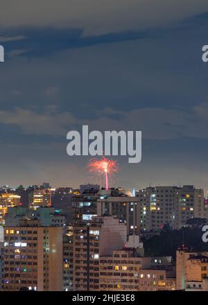 Nachtaufnahmen mit dem Feuerwerk zum Neujahrsfest (Réveillon), das am Himmel explodiert. Veranstaltung für die Ankunft 2022 in Nitreói, Rio de Janeiro, Brasilien. Stockfoto