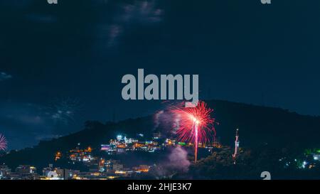 Nachtaufnahmen mit dem Feuerwerk zum Neujahrsfest (Réveillon), das am Himmel explodiert. Veranstaltung für die Ankunft 2022 in Nitreói, Rio de Janeiro, Brasilien. Stockfoto