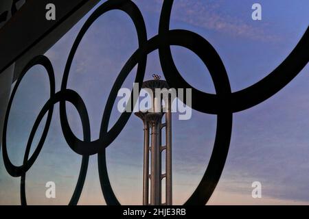 Peking, China. 28th Januar 2022. Der Olympische Turm von Peking, der durch das Symbol der Olympischen Ringe gesehen wird, während die Stadt bis zur Eröffnung der Olympischen Winterspiele in Peking am 28. Januar 2022 zählt. Blauer Himmel und kalte Temperaturen heißen Sportler in einer Stadt willkommen, die unter Verschluss gehalten wird, um die Ausbreitung von Covid-19 zu verhindern. Foto von Richard Ellis/UPI Credit: UPI/Alamy Live News Stockfoto