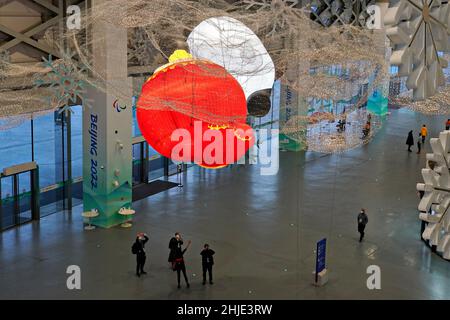 Peking, China. 28th Januar 2022. Die Menschen halten an, um riesige Laternen der olympischen Maskottchen Shuey Rhon Rhon und Bing Dwen Dwen zu fotografieren, während die Stadt bis zur Eröffnung der Olympischen Winterspiele am 28. Januar 2022 in Peking zählt. Blauer Himmel und kalte Temperaturen heißen Sportler in einer Stadt willkommen, die unter Verschluss gehalten wird, um die Ausbreitung von Covid-19 zu verhindern. Foto von Richard Ellis/UPI Credit: UPI/Alamy Live News Stockfoto