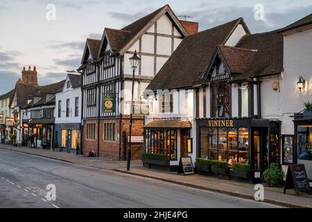 Fachwerkgebäude an der Sheep Street in der Abenddämmerung. Stratford-upon-Avon, Warwickshire, England Stockfoto