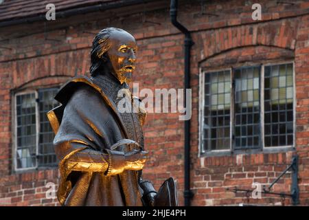 Die Statue von William Shakespeare leuchtet in der Abenddämmerung auf. Henley Street, Stratford-upon-Avon, Warwickshire, England Stockfoto