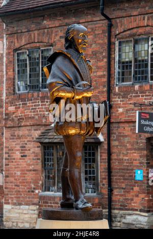 Die Statue von William Shakespeare leuchtet in der Abenddämmerung auf. Henley Street, Stratford-upon-Avon, Warwickshire, England Stockfoto