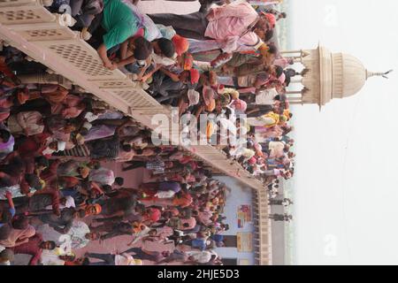 Vertikale Aufnahme des Hindu Holi Festival of Colours, das im berühmten Hinduismus-Tempel von Einheimischen gefeiert wird Stockfoto
