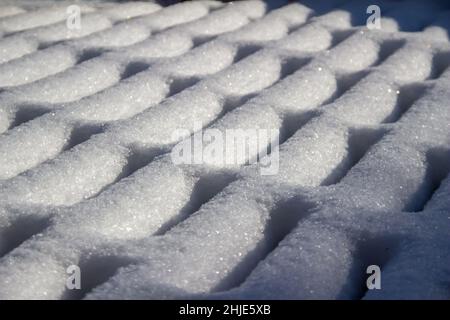 Vollformat Nahaufnahme abstrakte Textur Hintergrund von Schnee-Designs auf einem Holzdeck Stockfoto