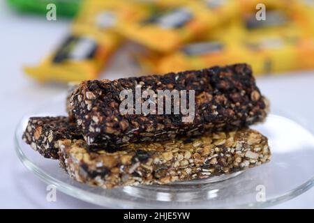 Köln, Deutschland. 28th Januar 2022. Auf der Internationalen Süßwaren- und Biscuits-Messe (ISM) vom 30. Januar bis Februar wird ein hochwertiger Energieriegel mit natürlichen Inhaltsstoffen, pflanzlichen Proteinen und Sprossen ausgestellt 22. Die Bars sind bei der Firma rauer Sprössling zu sehen. Die Weltleitmesse präsentiert Trends und Produktinnovationen in der Süßwaren- und Snackindustrie 2022. Quelle: Roberto Pfeil/dpa/Alamy Live News Stockfoto