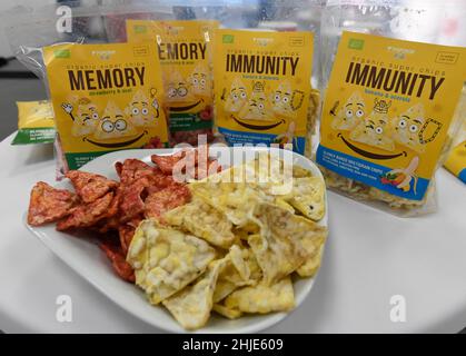 Köln, Deutschland. 28th Januar 2022. Jetting Systems präsentiert seine Immunity Super Chips auf der International Sweets and Biscuits Fair (ISM) vom 30. Januar bis zum Februar 2. Die Chips, die aus Vollkornprodukten, Hülsenfrüchten, Bananen und Acerola hergestellt werden, sollen die Immunität erhöhen. Die Weltleitmesse präsentiert Trends und Produktinnovationen in der Süßwaren- und Snackindustrie 2022. Quelle: Roberto Pfeil/dpa/Alamy Live News Stockfoto