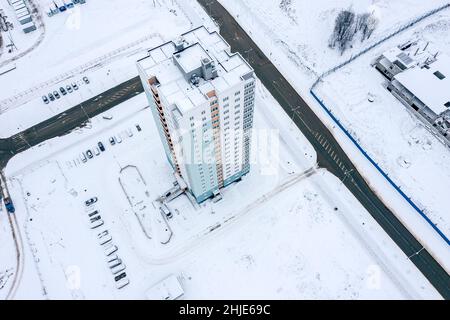 Neu erbautes Hochhaus in einem Wohngebiet der Stadt. Winter. Luftaufnahme von oben. Stockfoto