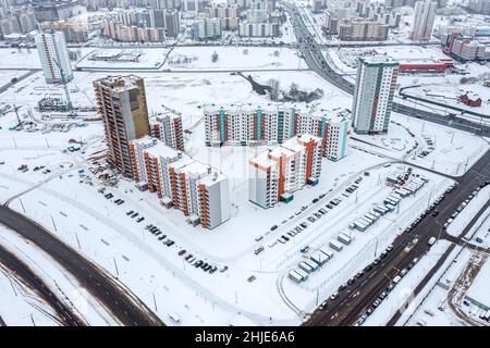 Luftpanorama der Wohnanlage in einem Wohngebiet, bedeckt mit Schnee Stockfoto