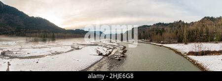 Panoramablick auf den Chilliwack River mit Schnee während der Wintersaison. Stockfoto