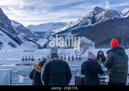 Lake Louise, Alberta, Kanada - Januar 27 2022 : Winterveranstaltung der Fairmont Chateau Lake Louise Ice Bar. Stockfoto