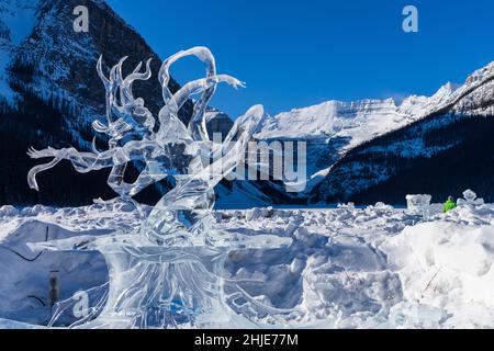 Lake Louise, Alberta, Kanada - Januar 27 2022 : Fairmont Chateau Lake Louise Ice Magic Winter Festival Ice Carving. Stockfoto