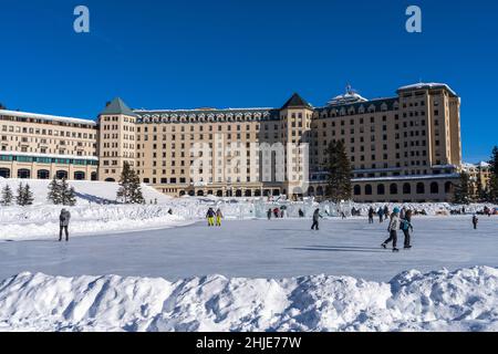 Schlittschuhlaufen auf der Wintereisbahn von Lake Louise. Banff National Park, Canadian Rockies. Alberta, Kanada. Stockfoto