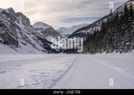Lake Louise gefroren im Winter. Wunderschöne Landschaft im Banff National Park, Canadian Rockies. Alberta, Kanada. Stockfoto