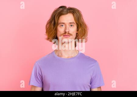 Portrait von attraktiven Inhalt ernst rothaarigen Kerl tragen T-Shirt isoliert über rosa Pastellfarben Hintergrund Stockfoto