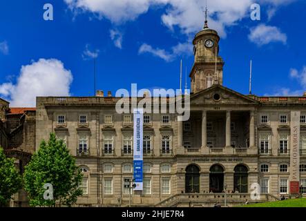 Porto, Portugal - 31. Mai 2018: Neoklassische Fassade des historischen Gebäudes des Börsenpalastes oder Palacio da Bolsa Stockfoto