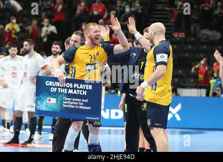 Jim Gottfridsson aus Schweden feiert mit Oscar Bergendahl nach dem EHF Euro 2022, Halbfinale des Handballs zwischen Frankreich und Schweden am 28. Januar 2022 in der Budapest Multifunctional Arena in Budapest, Ungarn - Foto Laurent Lairys / DPPI Stockfoto