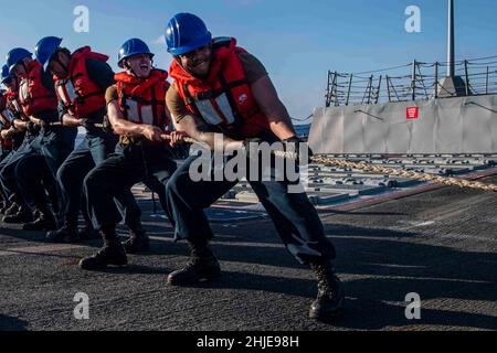 Südchinesisches Meer. 25th Januar 2022. Matrosen, die dem Lenkflugkörper-Zerstörer USS Gridley (DDG 101) der Arleigh Burke-Klasse zugewiesen wurden, führen während einer Auffüllung auf See mit dem Auffüllschlauchöler der Militärflotte des Sealift Command USNS John Ericsson (T-AO 194) eine Linie durch. Carl Vinson und Abraham Lincoln Carrier Strike Groups führen duale Carrier-Operationen durch, um die Interoperabilität der Joint Force zu verbessern und gleichzeitig unser Engagement für einen freien und offenen Indo-Pazifik-Raum zu demonstrieren. Die US-Indo-Pacific Command Joint Force sucht routinemäßig nach Möglichkeiten, um Frieden und Stabilität für alle Nationen zu unterstützen. (Credit Im Stockfoto