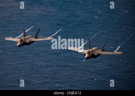 22. Januar 2022 - n/a, n/a, auf See - zwei der Black Knights of Marine Fighter Attack Squadron (VMFA) 314 zugewiesene F-35C Lightning IIS fliegen am 22. Januar 2022 über das philippinische Meer. Als Teil der US-Pazifikflotte führen Einheiten, die Carl Vinson und Abraham Lincoln Carrier Strike Groups, Essex und America Amphibious Ready Groups und Japan Maritime Self-Defense Force zugewiesen sind, Schulungen durch, um eine freie und offene Region im Indo-Pazifik zu erhalten und zu schützen. Quelle: U.S. Navy/ZUMA Press Wire Service/ZUMAPRESS.com/Alamy Live News Stockfoto