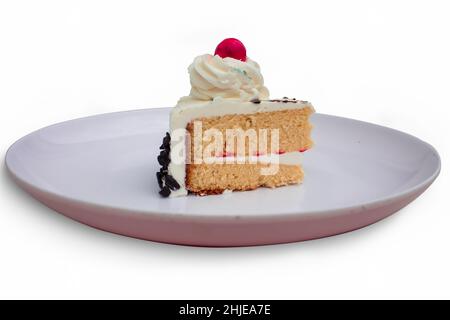 Kirschkuchen mit Creme auf weißem Teller vor weißem Hintergrund Stockfoto