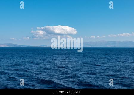 Panoramablick auf das Meer mit blauem Himmel. Natur Hintergrund. Stockfoto