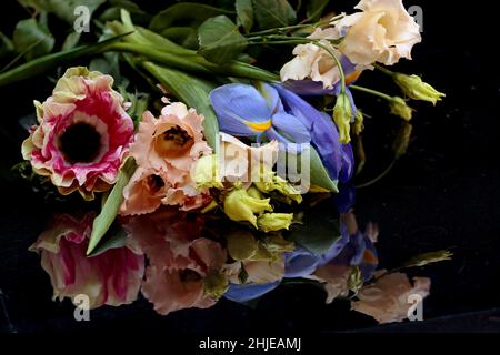 Ein Haufen verschiedener schöner frischer Blumen Stockfoto