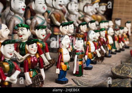 Die vietnamesischen traditionellen Wasserpuppen des Theaters in Hanoi, Vietnam. Jede Puppe repräsentiert einen Charakter im normalen Leben der Vergangenheit Stockfoto