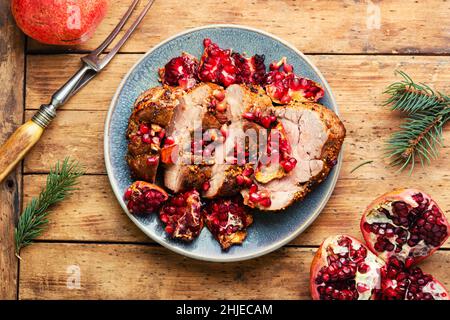 Köstliches Stück Fleisch gebraten mit Granatapfel. Stockfoto