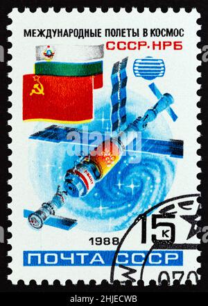UdSSR - UM 1988: Eine in der UdSSR gedruckte Briefmarke, die für den sowjetisch-bulgarischen Raumfahrt ausgestellt wurde, zeigt SHIPKA-88, um 1988. Stockfoto