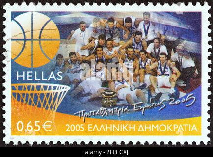 GRIECHENLAND - UM 2005: Eine in Griechenland gedruckte Marke aus der Ausgabe „Gewinner der Basketball-Europameisterschaft“ zeigt die griechische Basketballmannschaft. Stockfoto