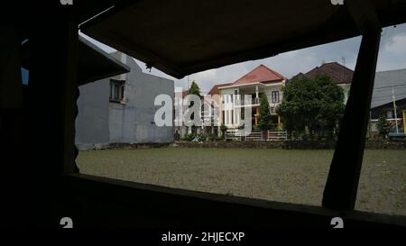 Blick auf das Haus in schwarzem Rahmen Stockfoto