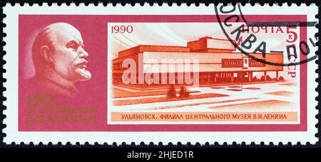 UdSSR - UM 1990: Eine in der UdSSR gedruckte Briefmarke aus der Ausgabe '120th Geburtstag Lenins' zeigt das Lenin-Museum in Uljanowsk, um 1990. Stockfoto