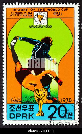 NORDKOREA - UM 1978: Eine in Nordkorea gedruckte Marke aus der Ausgabe 'History of the World Cup' zeigt Uruguay, 1930, um 1978. Stockfoto