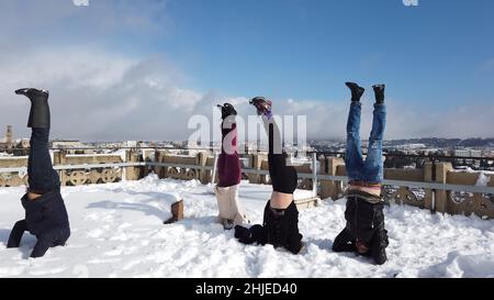 Junge Israelis stehen auf dem Kopf, während sie den Schneefall am 27. Januar 2022 in Jerusalem, Israel, genießen. Jerusalem wurde über Nacht von Schnee bedeckt, der 10 bis 20 Zentimeter (vier bis acht Zoll) erreichte. Stockfoto