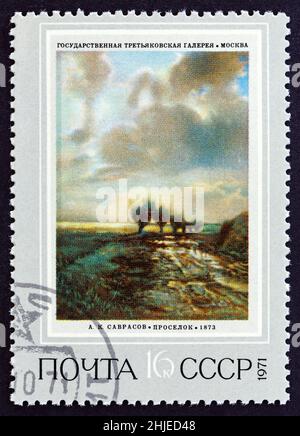 UdSSR - UM 1971: Eine in der UdSSR gedruckte Marke aus der Ausgabe "Russian Paintings" zeigt Country Road von Alexei Kondratyevich Savrasov, um 1971. Stockfoto