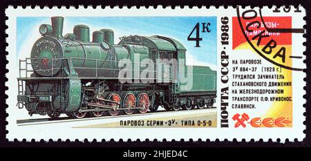 UdSSR - UM 1986: Eine in der UdSSR gedruckte Marke aus der Ausgabe 'Dampflokomotive als Denkmäler' zeigt die Klasse EU Nr. 684-37, Slawjansk, um 1986. Stockfoto