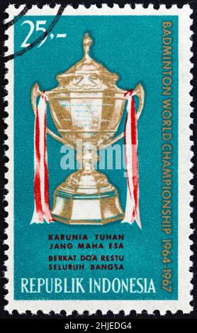 INDONESIEN - UM 1964: Eine in Indonesien gedruckte Marke aus der Ausgabe 'Thomas Cup World Badminton Championships' zeigt Thomas Cup, um 1964. Stockfoto