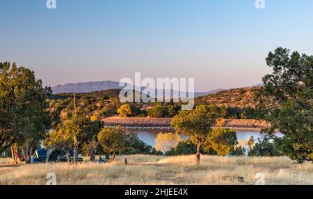 Parker Canyon Lake, Sunrise, Lakeview Campground, Patagonia Mountains in distance, Coronado National Forest, Arizona, USA Stockfoto