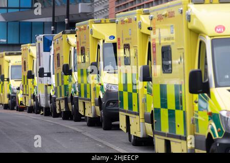 London, Großbritannien. 28th Januar 2022. Das Foto vom 28. Januar 2022 zeigt Krankenwagen, die vor dem Royal London Hospital in London, Großbritannien, geparkt sind. Eine neue Form von Omicron namens BA.2 wurde als „Variante in Untersuchung“ eingestuft, wobei 426 Fälle der Sublinie der Omicron-Variante im Vereinigten Königreich (UK) bestätigt wurden, teilte die britische Gesundheitsbehörde (UKHSA) am Freitag mit. Quelle: Ray Tang/Xinhua/Alamy Live News Stockfoto