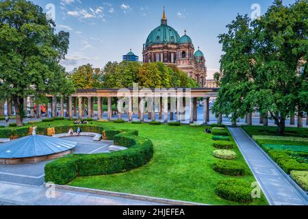 Kolonnadenhof und Berliner Dom auf der Museumsinsel in der Stadt Berlin, Deutschland. Stockfoto