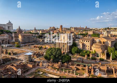 Alte Ruinen des Forum Romanum bei Sonnenuntergang in der Stadt Rom in Italien, Blick von oben. Stockfoto